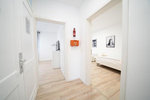 Camera bianca con corridoio, letto e porta di DWK: Monteurhaus Braubach bei Koblenz a Braubach