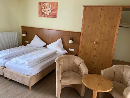 1 dormitorio con 1 cama, 1 silla y 1 mesa en Marienhof, en Bad Tölz