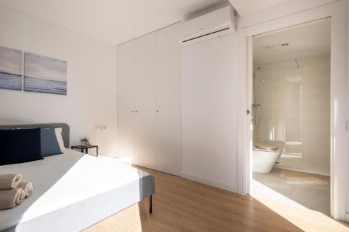 ein Schlafzimmer mit einem Bett und ein Badezimmer mit einem WC in der Unterkunft CENTRIC APARTMENT CAMP NOU 2 in Hospitalet de Llobregat