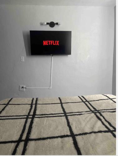 a sign on a wall with a netflix sign on it at Molinos House 3 in Santa Isabel