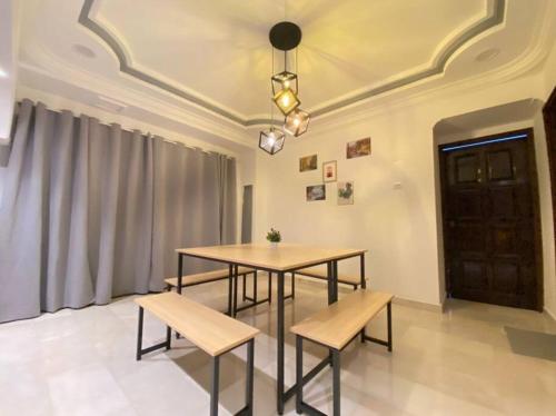 comedor con mesa y 2 bancos en Home in Johor Bahru Near By Paradigm Mall JB, en Johor Bahru