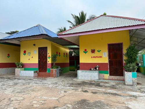 ein Haus mit Gelb und Rot in der Unterkunft ปาล์ม รีสอร์ท Palm Resort in Non Sang