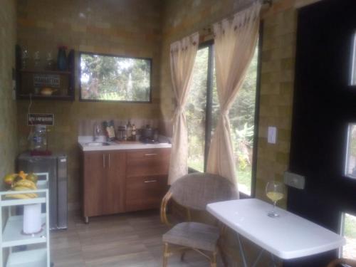 eine Küche mit einem Tisch, einem Waschbecken und einem Fenster in der Unterkunft Colibrí in San Francisco