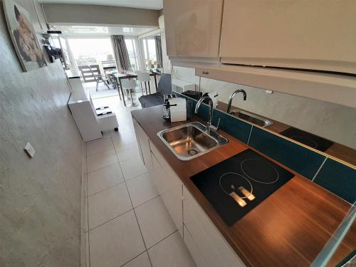 - une vue de tête sur une cuisine avec un évier dans l'établissement Appartement Village Naturiste Apollon, au Cap d'Agde