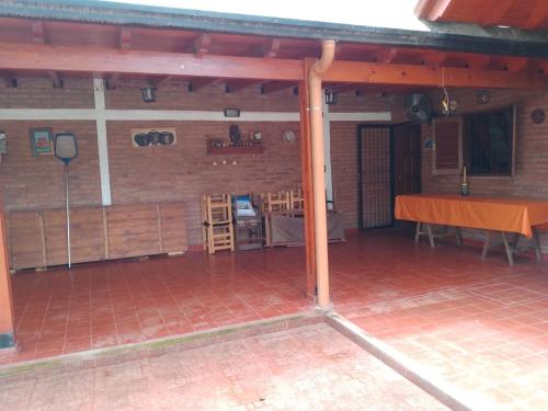 聖佩德羅克拉拉的住宿－Cabaña El Abuelo，大房间设有桌子和砖墙