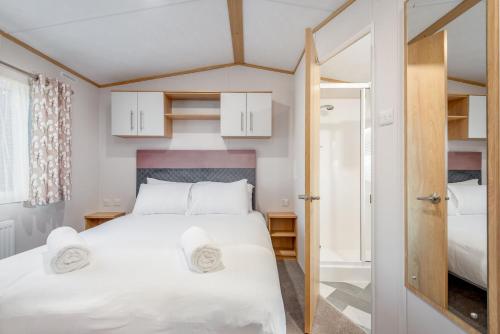 Una cama o camas en una habitación de Lodge 2 The Silverdale Close to St Andrews