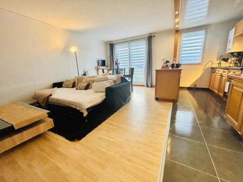 Großes Zimmer mit einem Bett und einer Küche. in der Unterkunft Beautiful Apartment Disneyland in Saint-Thibault-des-Vignes