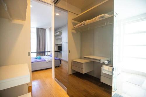 吉隆坡的住宿－The Platinum KLCC，一间带镜子的卧室和一张床铺