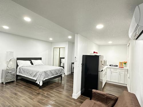 een slaapkamer met een bed en een koelkast. bij Getaway / Privacy Suite B in Lutz