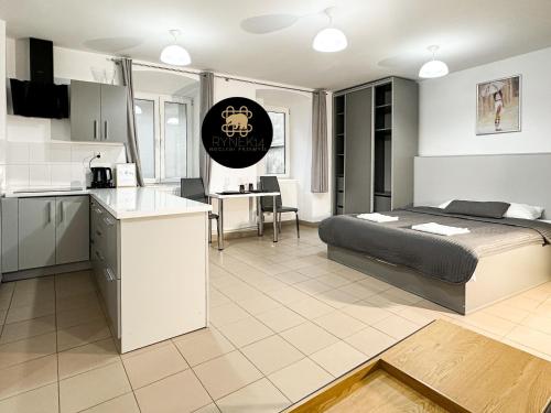 Η κουζίνα ή μικρή κουζίνα στο Noclegi Rynek14 Przemyśl OLD TOWN VIEW APARTMENTS