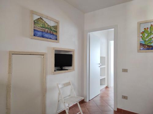 ファヴィニャーナにあるCase per Vacanze Praiaの白い部屋(椅子、テレビ付)