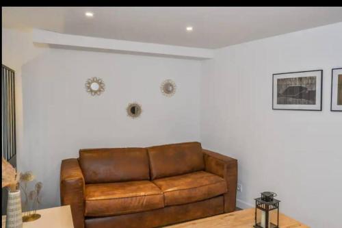 - un canapé en cuir brun dans le salon dans l'établissement Au cœur d'AVIGNON 2 - WIFI - CENTRE VILLE, à Avignon
