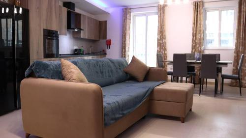 SC6 - Modern & Spacious 2 Bed في خليج سانت بول: غرفة معيشة مع أريكة وغرفة طعام