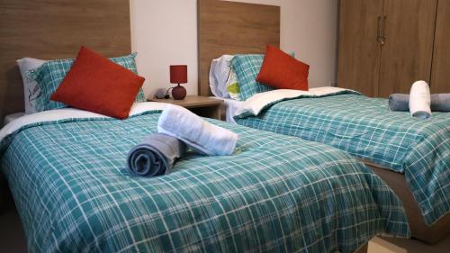 SC6 - Modern & Spacious 2 Bed tesisinde bir odada yatak veya yataklar