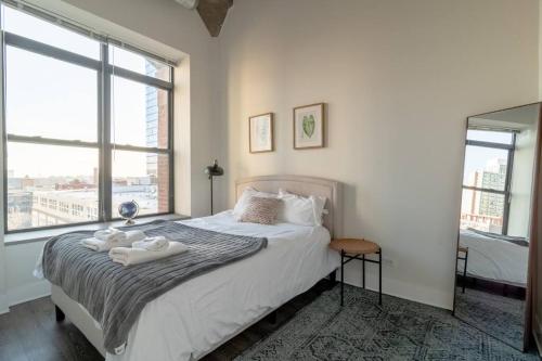 um quarto com uma cama com duas toalhas em McCormick 2Br/2Ba family unit for up to 6 guests with Optional Parking & Gym access em Chicago
