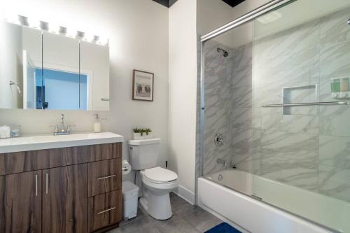 uma casa de banho com um WC, um lavatório e um chuveiro em McCormick 2Br/2Ba family unit for up to 6 guests with Optional Parking & Gym access em Chicago