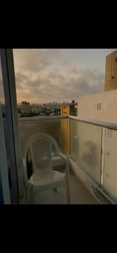 una silla blanca en la parte superior de un balcón en Edificio owen, en Barranquilla