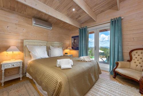 Tempat tidur dalam kamar di Design Chalet in Albufeira With Private Pool