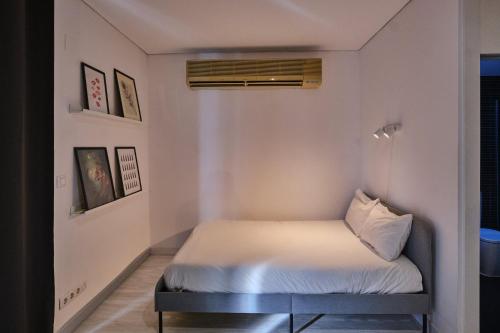 a small bedroom with a bed in a room at Aeropuerto loft 8 by Azahar Stay in Manises