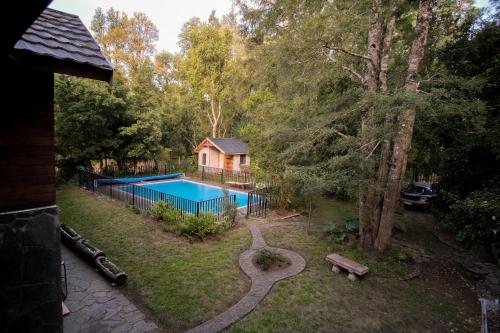 una vista aérea de un patio trasero con piscina en Casa de Noah Bed & Breakfast, en Pucón