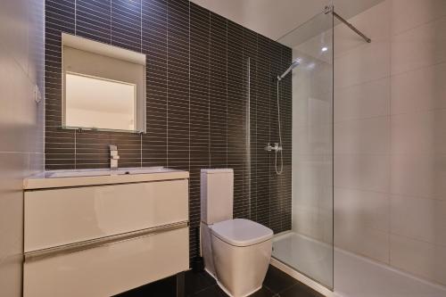 a bathroom with a toilet and a sink and a shower at Aeropuerto loft 8 by Azahar Stay in Manises