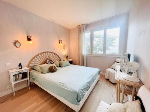 une chambre avec un lit sur lequel est allongé un chien dans l'établissement Vue mer à La Baule : Le Victor Hugo, à La Baule