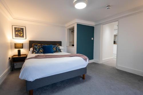 a bedroom with a large bed with blue walls at Deluxe Urban Retreat with City Views Studio and One Bedroom Apartments near Camden by Belvilla in London