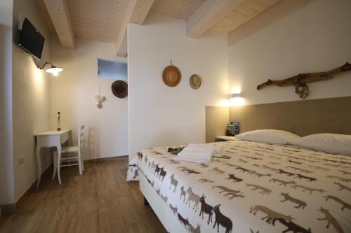 um quarto com uma cama, uma mesa e uma secretária em Italian Experience- Villa BellaLuce 18 em Loreto