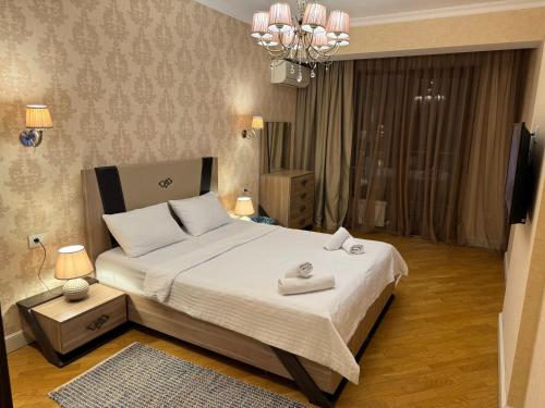 Park Azure 11484 في باكو: غرفة نوم عليها سرير وفوط