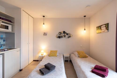 Una cama o camas en una habitación de Tithome 1 - Gare, centre ville, vue montagne et château