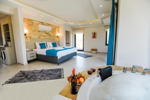 - une chambre avec un lit et une baignoire dans l'établissement Villa Ersan 2, à Kaş