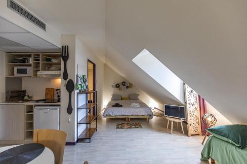Il comprend une chambre avec un lit et une cuisine avec un escalier. dans l'établissement TITHOME 3 - Grand studio bus gare centre ville sanctuaire, à Lourdes