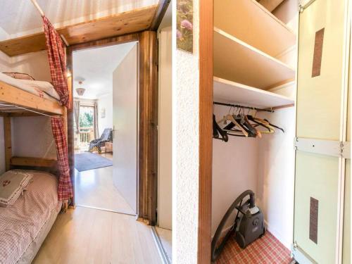 - une chambre avec des lits superposés et une porte menant à un couloir dans l'établissement Appartement cœur de village, à Samoëns