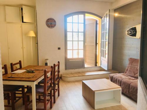 un salon avec une table et un canapé dans l'établissement Appartement PORTO 35 Lumio, à Lumio