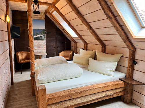 a bed in a room in a wooden house at Landdomizil Zeißig in Hoyerswerda