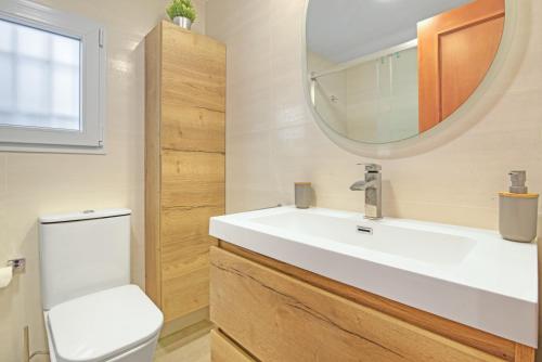 ガンディアにあるBitacoraのバスルーム(白い洗面台、鏡付)