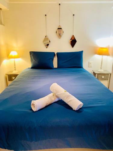 - une serviette roulée sur le lit dans l'établissement ''La Marine'' T2 en plein centre, vue sur le canal, à Sète