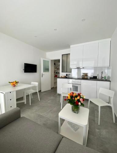 un salon avec un canapé et une table et une cuisine dans l'établissement Chez les artistes de Ménilmontant, à Paris