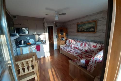 sala de estar con sofá y cocina en Le nid de Chamechaude, en Saint-Pierre-de-Chartreuse