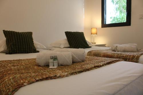 2 camas con toallas encima en una habitación en Anglet/ Chambre d'amour-Chiberta -Plages & Golf, en Anglet