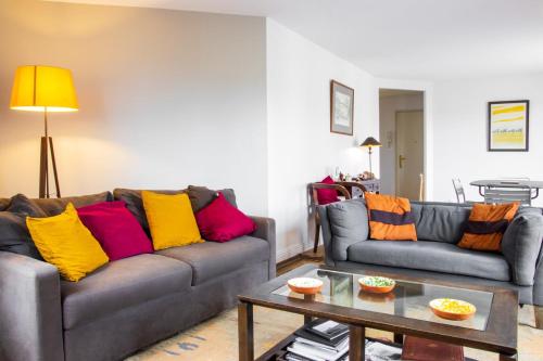 un salon avec deux canapés et une table basse dans l'établissement Le Vintage - Grand Appartement hypercentre, à Poitiers