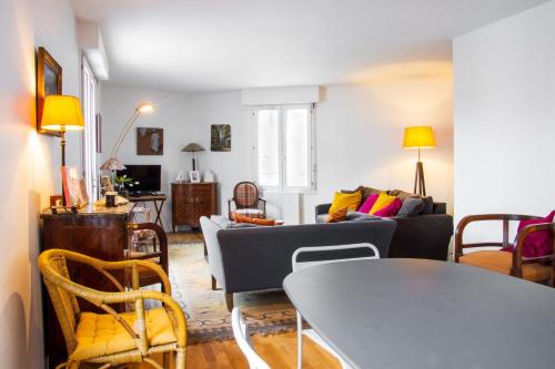 un salon avec un canapé et une table dans l'établissement Le Vintage - Grand Appartement hypercentre, à Poitiers