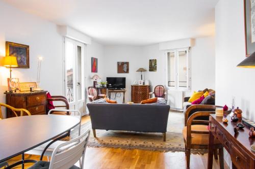 un salon avec un canapé et une table dans l'établissement Le Vintage - Grand Appartement hypercentre, à Poitiers