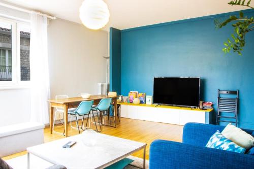 un salon avec un mur d'accent bleu dans l'établissement Le Boncenne - Large bright T4 downtown, à Poitiers