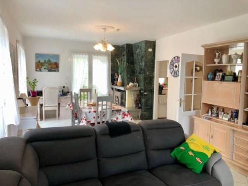 un salon avec un canapé et une table dans l'établissement Maison Sainte Cécile proche plage et commerces, à Camiers