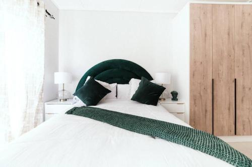 Tempat tidur dalam kamar di elegant home - luxury apartment.