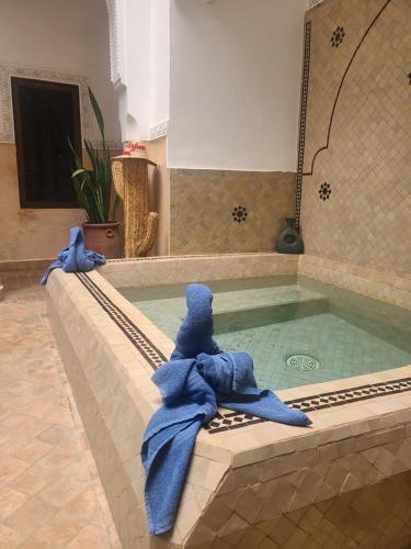 Bazén v ubytování Riad Parfum d'Orient nebo v jeho okolí