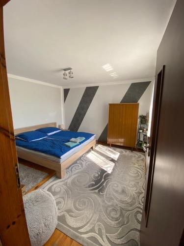 - une chambre avec un lit bleu dans l'établissement Dom nad jeziorem, à Rokity