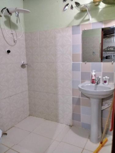 a bathroom with a sink and a shower at Casa da Prosperidade in Presidente Figueiredo