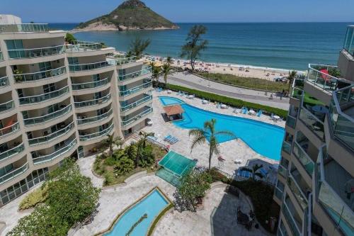Luftblick auf ein Resort und den Strand in der Unterkunft Apart hotel a Beira Mar na praia do Recreio in Rio de Janeiro